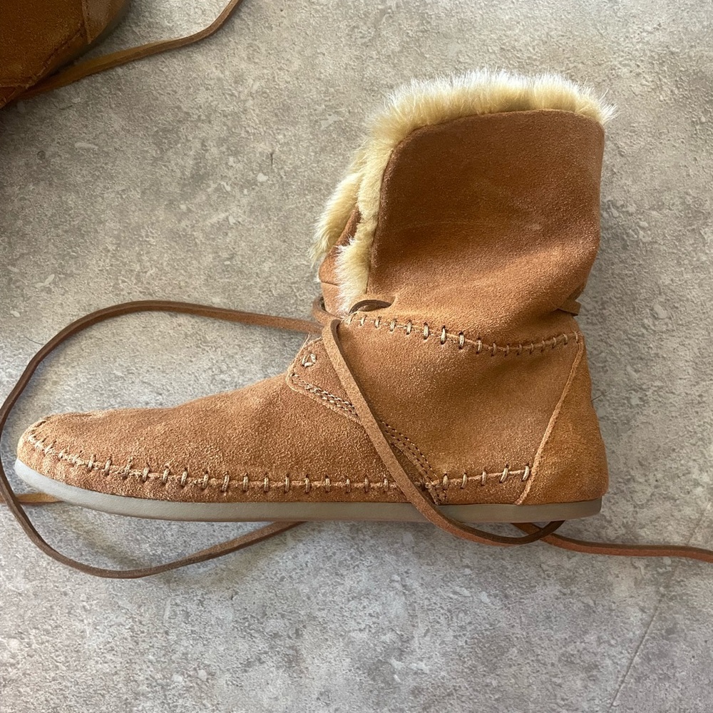 Tom’s Suede Fur-Lined Boots size 8